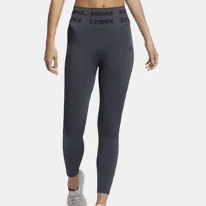 Adidas träningsset! - Ett jättesnyggt grått träningsset från adidas, kommer inte till användning då den inte passade mig. Endast användt ca 2/3 gånger så de är i väldigt bra skick. Originalpris: 958, säljer för 700kr + frakt, pris kan diskuteras. Storlek XS på toppen och S på tightsen😋❤️ skriv för fler bilder!🥰