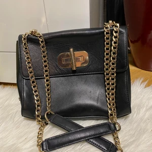 Tommy hilfiger  - Säljer denna fina väska som ja inte använder tyvärr 