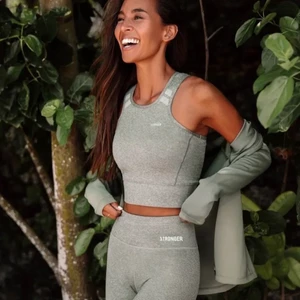 Gråa stronges träningstights - Gråa klassiska träningsbyxor ifrån stronger, så fina men tyvärr för stora för mig! Tyvärr en liten slitskada på insidan av låret men inget man ser när man har dem på sig! Märkte när jag pratade med kund ❤️ Köpta för 699 men säljer för 200 kr + frakt! 