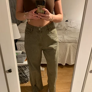 Super snygga gröna byxor från Asos - Säljer dessa snygga gröna byxorna från ASOS i storlek W30 L32 men de är uppklippta så sitter lagom på mig som är 165-166, men passar såklart även längre eller kortare beroende på önskad passform! Andra bilden lånad, köpare står för frakt!💕