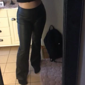 Skinnbyxor bootcut - Jätte fina svarta skinnbyxor från Gina, säljer då de inte kommit till användning mer än 3 gånger. Storlek L men känns som M, köpta för 349kr o säljer de nu för 150kr. Köparen står för frakten💕