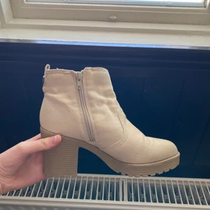 Klackskor - Beige snygga klackskor från voxshoes storlek 37, aldrig använda 
