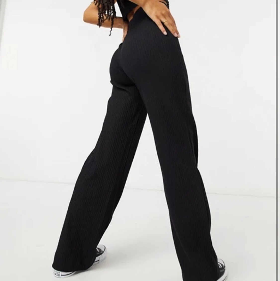 Svarta ribbade byxer