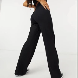 Svarta ribbade byxer  - Säljer mina snygga vida och ribbade byxor ifrån monki✨De är i bra skick då jag knappt använt de,Säljer då jag har ett par liknande redan. Skriv privat för intresse eller ytligare frågor