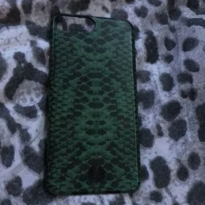 Skal - Ett iphone skal som inte kommer till användning. Passar plus modellerna på iphone, tex 7+