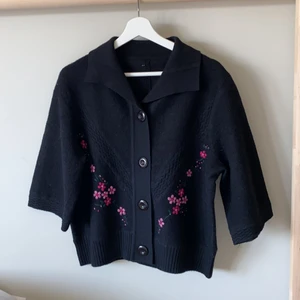 Kofta med blommor - Gullig kofta med blommor. Knappt använd och är i jättebra skick! Sitter som en oversized M 