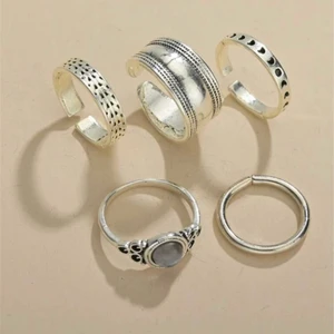 Ringar - Silverfärgade ringar. Köparen står för frakten! Skicka gärna ett meddelande vid frågor!