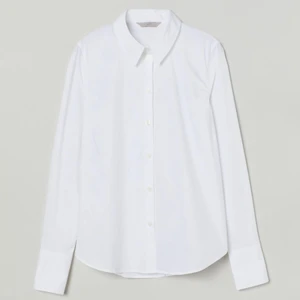 Skjorta - 2 skjortor. En vit och en svart. Båda är i storlek 36/S. Aldrig använda. Styckpris 50kr, men säljer båda för 90kr. Köparen står för frakten!💗