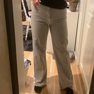 Zara jeans  - ljus gråa jeans som jag precis köpt men passade inte mig. tycker att dem var för stora på mig. inga fel alls, toppen bra skick❣️storlek 36 men skulle passa 38 med. (är 164 lång) 