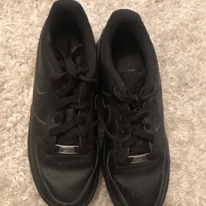 Nike airforce 1 - 🌸Nike airforce 1 skor använda i ett år inomhus under en serverings utbildning. Storlek 39 nypris 1000kr🌸