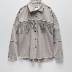 Zara jacka  - Säljer min jättefina beiga zara jacka som är slutsåld på hemsidan. Den har knappt kommit till användning och är därför i nyskick💕 nypris: 559kr. Kan mötas up eller frakta💕