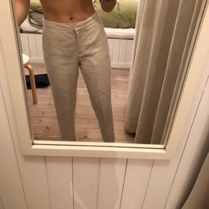 Linné byxor  - Linne byxor från HM, köpt något år sedan ny pris är runt 600 kr. Ljus beige i färgen och väldigt bekväma. Storlek 34 (xs) 