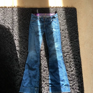 low waist bootcut jeans - Är 170cm lång. Säljer för att de blivit för små för mig. Bra skick. 