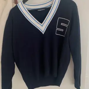 Marinblå, långärmad tröja i kashmire från Sandro. Köpt i somras för 2200kr på Sandros butik i NK. Storlek S/M