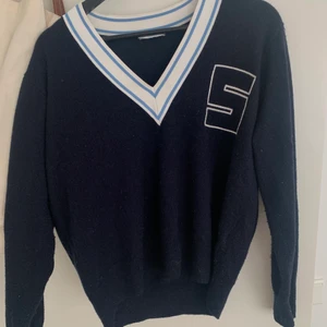 Sandro tröja - Marinblå, långärmad tröja i kashmire från Sandro. Köpt i somras för 2200kr på Sandros butik i NK. Storlek S/M