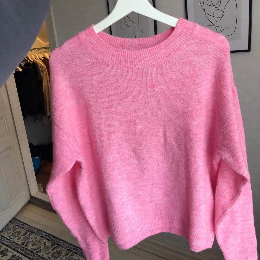 Stickad rosa tröja från H&M💖 Den är i mycket bra skick och är inte alls nopprig💞 Storlek XS men passar allt från XS-M💘 Så fin till sommaren, men säljer för att jag ej tycker att jag passar i den färgen, vilket är synd💞 Frakt tillkommer på 44kr (66kr om man vill ha det sårbart)💓. Stickat.