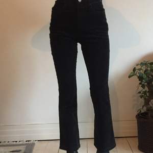 Svarta, högmidjade jeans i stretchigt manchestertyg med små utsmyckningar vid fickorna. En hylsa för bälte saknas på ena sidan. köparen betalar ev. frakt men kan även mötas upp i Malmö.