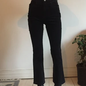 Svarta manchesterjeans - Svarta, högmidjade jeans i stretchigt manchestertyg med små utsmyckningar vid fickorna. En hylsa för bälte saknas på ena sidan. köparen betalar ev. frakt men kan även mötas upp i Malmö.