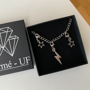 Halsband med berlocker - Mitt UF företag ska snart sluta sälja därför säljer vi ut smykckena. Produkterna är helt nya och det är som man köpt från vårt UF som heter Charmé UF. vår instagram är: Charme.uf