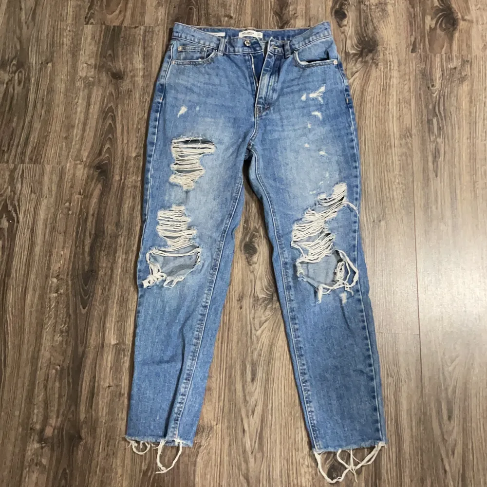 Mom jeans från Pull & Bear, använda men bra skick. Sälj då de tyvärr blivit för små för mig!. Jeans & Byxor.