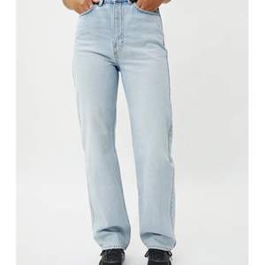 (Budgivning)                                                   Jag säljer mina älskade ljusblå Weekday jeans i modellen Rowe, stl. 24/32. Köptes nya för 500kr. Skitsnygga jeans i perfekt skick, säljer för att jag har köpt liknande ❣️                                               Köparen står för frakt!🤍🤍