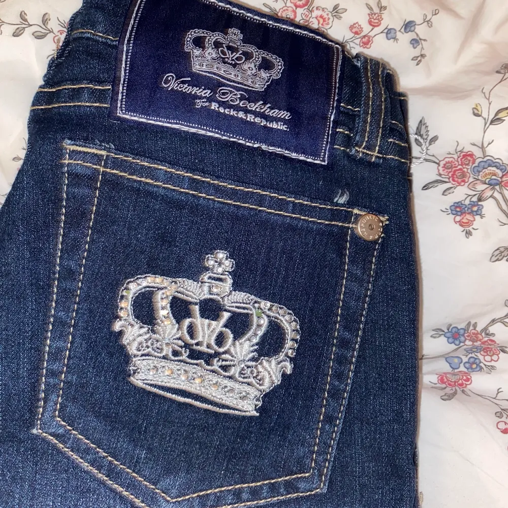 Supersnygga helt oanvända bootade Victoria Beckham jeans i perfekt skick💕💕  Passar i längd för mellan 160–165cm skulle jag säga. Storleken i byxorna säger 27 men skulle säga att det är 25 (väldigt små i storleken) . Jeans & Byxor.