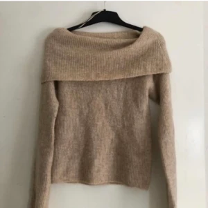 En jättefin offshoulder tröja  - En jättefin offshoulder tröja är som ny, i storlek xs från bikbok 