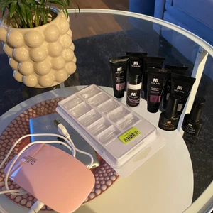 Polynails kit - Helt oöppnade förpackningar. Lampan använd en gång. Ordinarie pris: 800kr