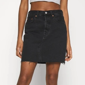 Levis kjol - Superfin svart Levis kjol som inte passar längre, den är i fint skick och sparsamt använd. 
