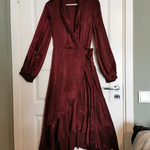Vinröd volangklänning - Använd en gång så i mycket bra skick. 