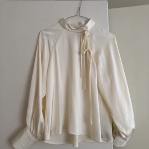 zara blus lik areyouami - zara blus, lappen kvar aldrig använd endast testad. 