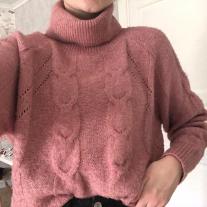 Jätteskön tröja! - Tröjan är använd ett fåtal ggr, ser ut som ny. Jätteskön och inte alls stickig. Betalning sker på swish och frakt tillkommer. 🤩 