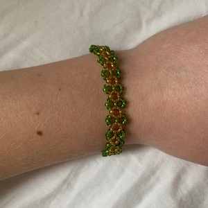 Egengjort pärlarmband - Egengjort pärlarmband, grön & guld, ca 17cm, silverlås, kan göras i fler färger🌈
