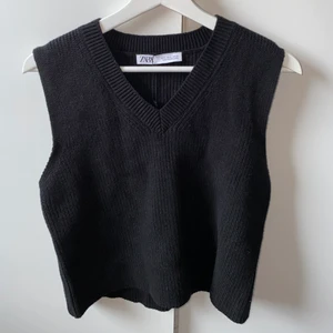 Svart väst strl S - Säljs pga köpt i för liten strl och tappat bort kvitto. Somsagt aldrig andvänt och prislappen är kvar.