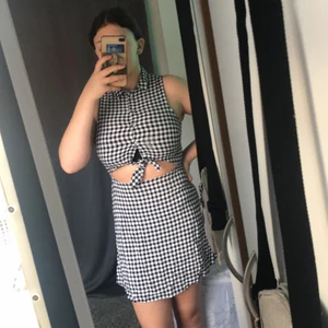 Rutig skjortklänning - Säljer denna klänning då den inte är min stil längre. Det är en kortare klänning med öppen mage. Endast buren någon enstaka gång så sågott som nyskick. Köparen står för frakt, kan gå med på att betala hälften 💕