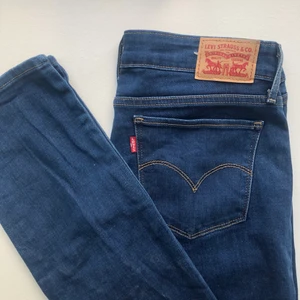 Levi's jeans - I princip oanvända Levi’s Jeans. Raka i benen💙 köpare står för ev frakt📦