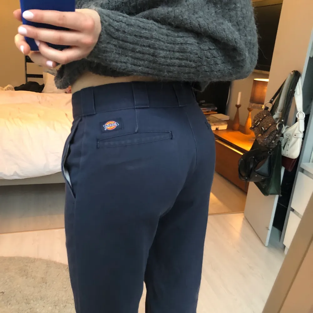 Jätte snygga marinblå kostymbyxor från Dickies. Sitter som en S/M, jag är 1,64 cm lång och dem sitter perfekt på mig. . Farkut & Housut.