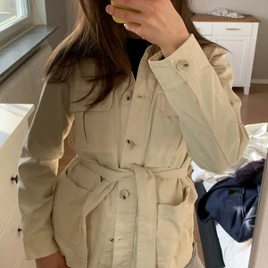 Jacka med knappar  - Beige jacka med knappar och knytning. Knappt använd, som ny. Storlek 38. Men passar 34/36/38. Köpare står för frakt 😊