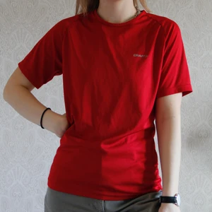 Tränings t-shirt  - En härlig röd färg på en tränings t-shirt. Matrial som andras och anpassad för träning. Kolla gärna mina andra annonser! ❤️