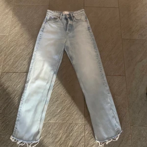 Zara jeans - Raka jeans från zara använda 1 gång men tyvärr för små för mig så därför måste jag sälja. Köparen betalar frakt:)