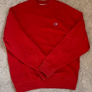 Röd Oanvänd Champion Collegetröja XS - Oanvänd Championsweatshirt/crew neck/collegetröja i nyskick! Storlek XS☺️ Nypris 900kr! Köpare står för frakt😁