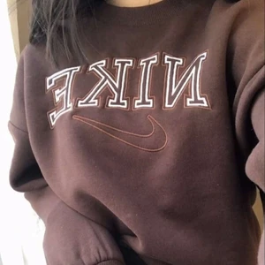 Nike tröja - Intressekoll på denna fina Nike tröja i brun. Säljer om jag får bra bud. Trycket är egenbroderat, alltså inte äkta. Obs, felsydd ovanför E. Hör av er vid frågor❤ Lägg ett bud ifall du är intresserad. Buden sker + frakt. 