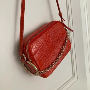 Läderväska & Other Stories - Jättehärlig väska i äkta läder från & Other Stories! Höjd ca 14 cm, bredd ca 20 cm. Två separata fack. Använd men i gott skick! Säljes då den tyvärr inte kommer till användning längre. Nypris 790 kr.