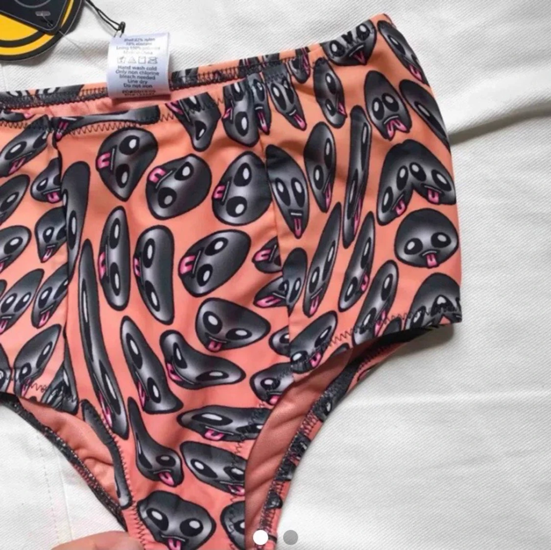 Högmidjad bikiniunderdel från Drop Dead