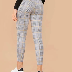 SHEIN grå pläd enkel byxor strl S - Råkade beställa fel och har inte testat dem. Original pris: 79 kr. Frakt tillkommer på 62 kr💞 Totalpris: 141 kr