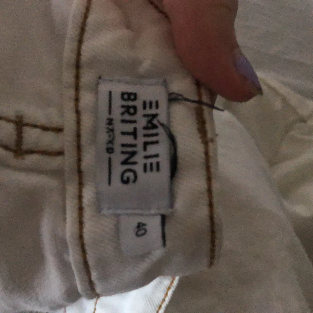 Vita jeans från Emelie Britings kollektion för nelly i storlek 40. Säljer då dom är lite stora för mig, sitter mycket snyggare om man vanligtvis har storlek 40!:). Jeans & Byxor.