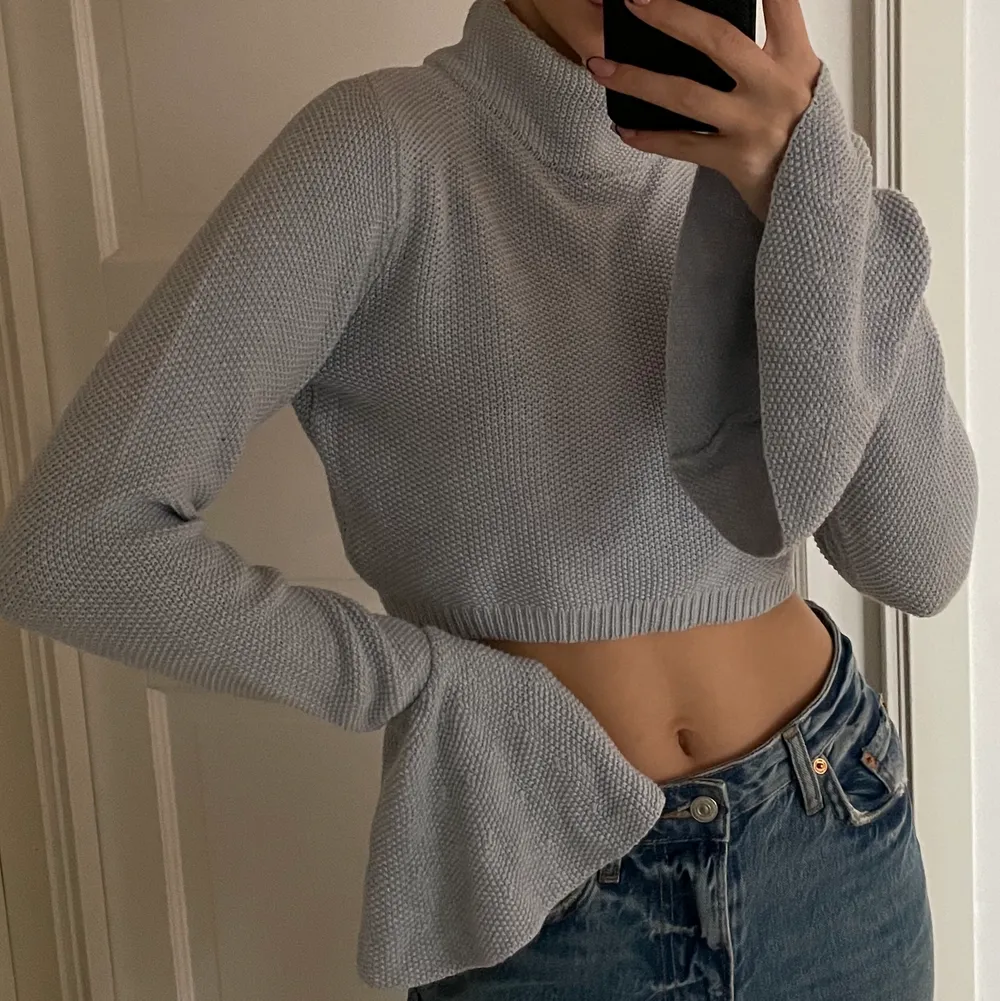 Crop top från saboskirt, i princip helt ny, endast använd 1 gång för att ta bilder till instagram. Storlek xs/s. Toppar.