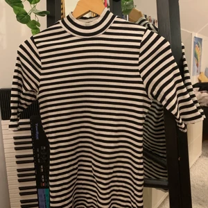 Rutiga svart och vit tröja  - Super snygg rutig tröja !!! Mammas gamla som jag fick men inte är min still längre:) känns jättebra på och har en bra passform för mig 🥰 Storlek L men känns som en M på :))