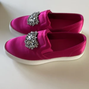 Cerise sneakers från Zara stl 37 - Cerise sneakers från Zara. Stl 37. Nya ej använda pga fel stl.