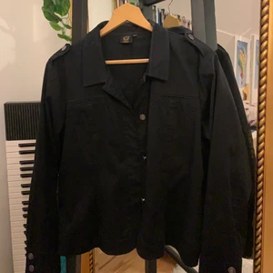 Svart Vintage jacka Strl 40  - Skit snygg jacka 🤩 jacka med silver knapar! Känns super skön på och är lite stretchit material. Från en granne som flyttade men själv har jag aldrig användigt jackan så är i mycket bra skick:))